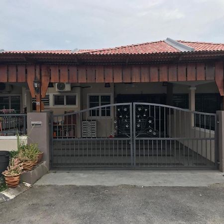 No 96 Nazirin Homestay Lumut Exterior photo