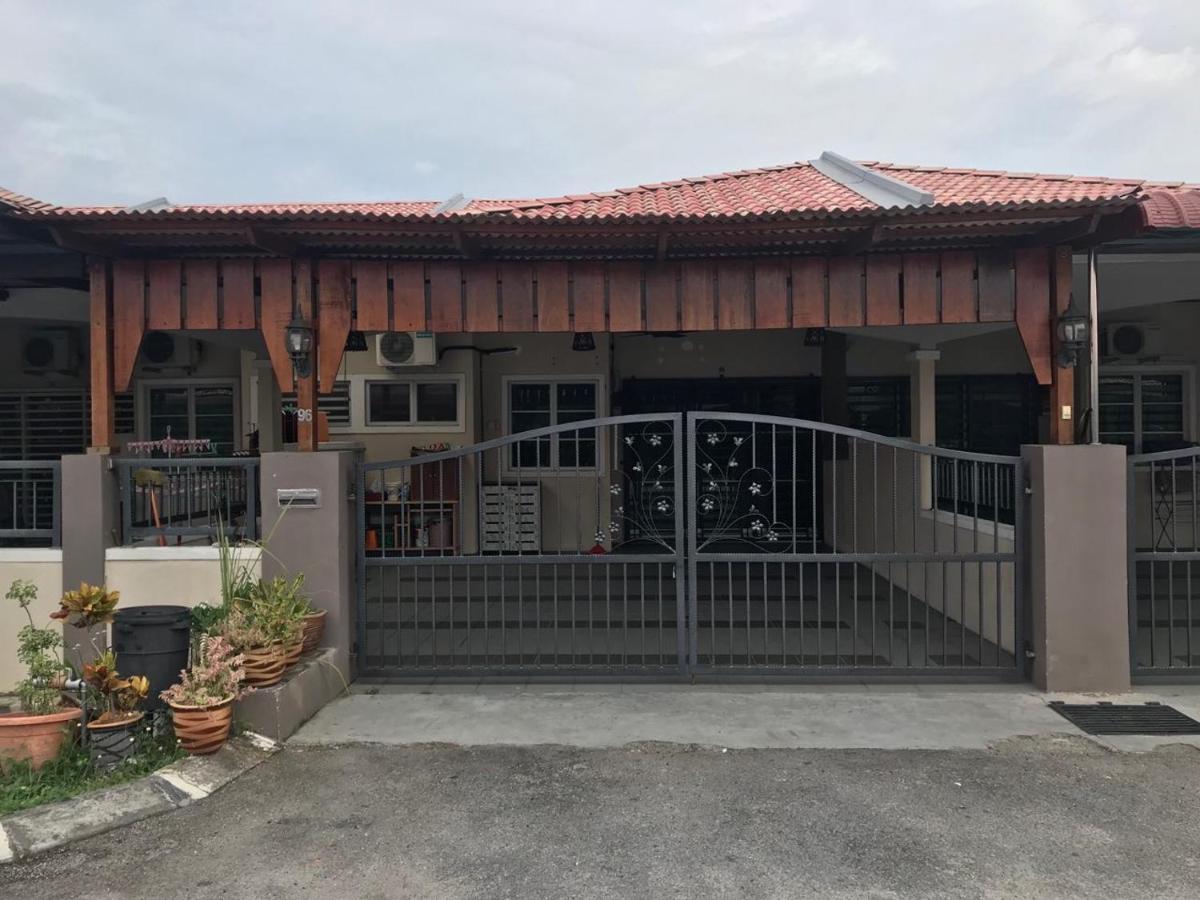 No 96 Nazirin Homestay Lumut Exterior photo